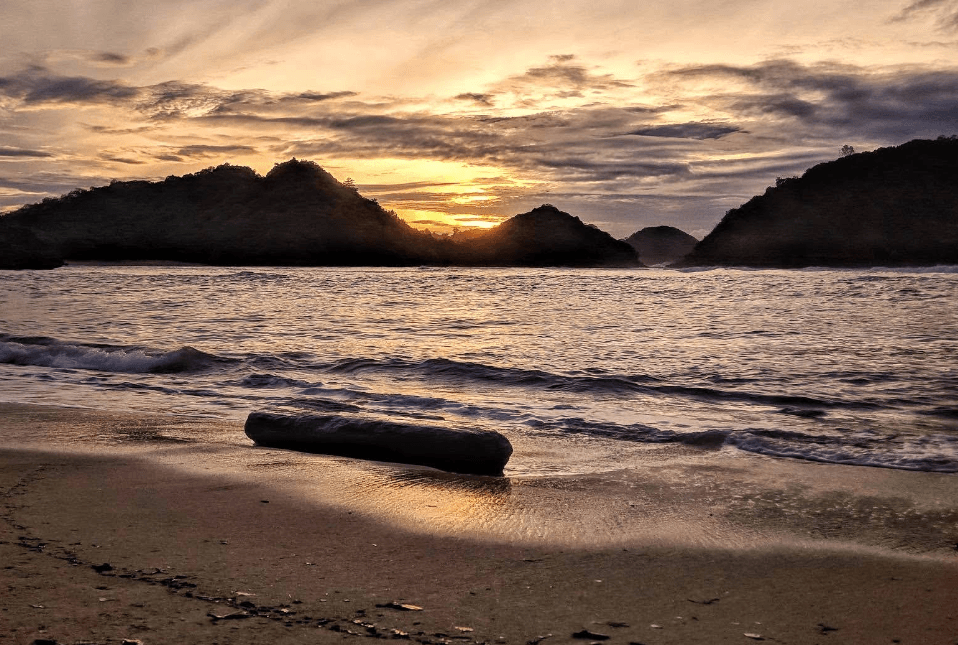 7 Daya Tarik Pantai Teluk Asmara Malang yang Bikin Kamu Jatuh Cinta! 5 pantai teluk asmara malang