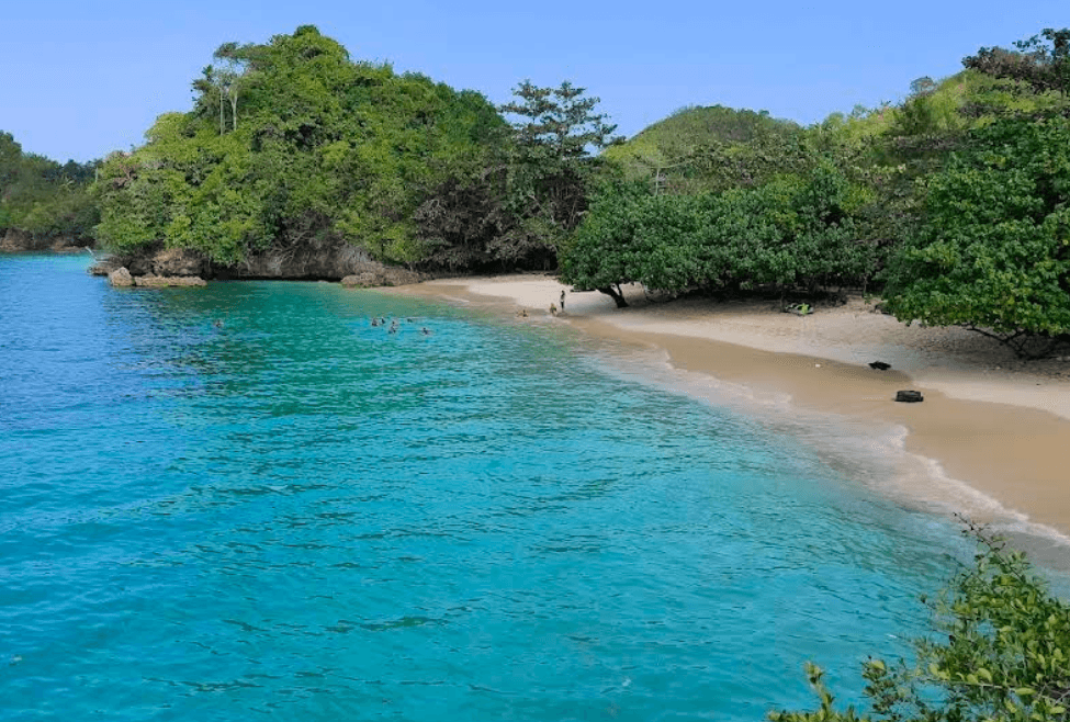 9 Spot Tersembunyi di Pantai 3 Warna Malang yang Instagramable Banget!! 4 di Pantai 3 Warna Malang