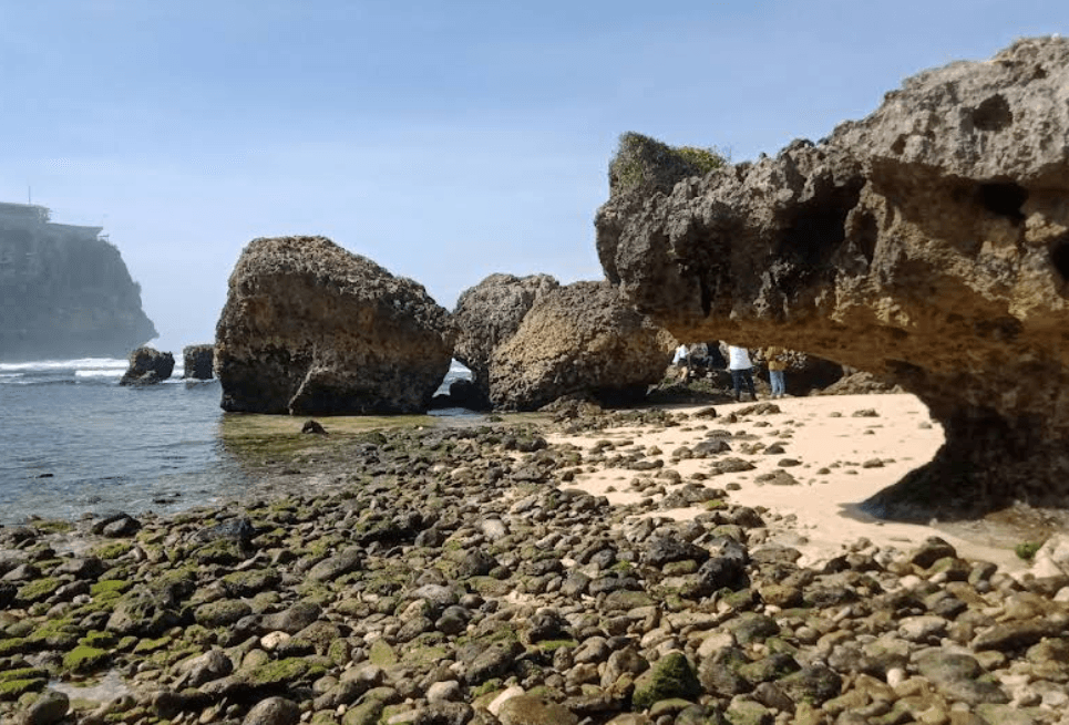 8 Spot Instagramable di Pantai Watu Leter yang Bikin Feed Makin Estetik! 3 pantai watu leter