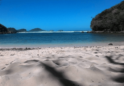6 Spot Foto Instagramable di Pantai Banyu Meneng yang Wajib Kamu Coba