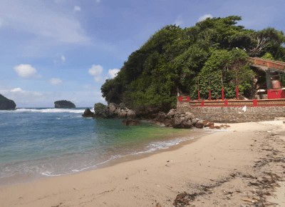 5 Alasan Mengapa Pantai Gua Cina Wajib Masuk Bucket List Liburanmu