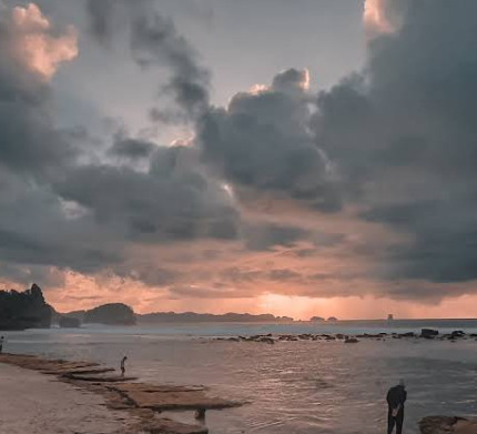 5 Alasan Mengapa Pantai Gua Cina Wajib Masuk Bucket List Liburanmu 3 pantai gua cina