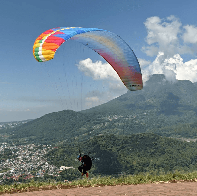7 Hal Gila tapi Seru Saat Coba Wisata Paralayang Batu! 3 wisata paralayang batu