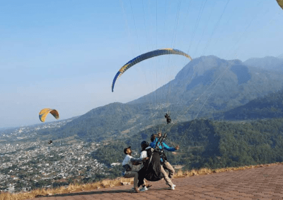 7 Hal Gila tapi Seru Saat Coba Wisata Paralayang Batu!