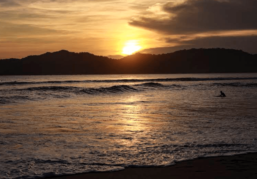 6 Spot Foto Instagramable di Pantai Pulau Merah Banyuwangi yang Estetik Banget! 3 pantai pulau merah banyuwangi
