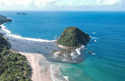 6 Spot Foto Instagramable di Pantai Pulau Merah Banyuwangi yang Estetik Banget!