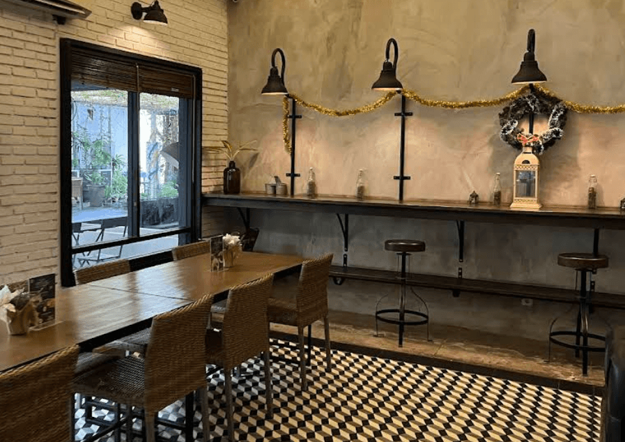 10 Cafe Ternyaman di Surabaya: Nyaman, Estetik, dan Wajib Masuk Wishlist! 12 cafe ternyaman di surabaya