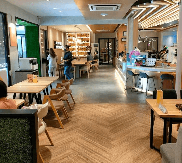 10 Cafe Ternyaman di Surabaya: Nyaman, Estetik, dan Wajib Masuk Wishlist! 13 cafe ternyaman di surabaya
