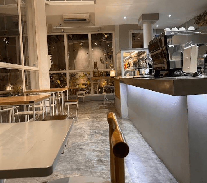10 Cafe Ternyaman di Surabaya: Nyaman, Estetik, dan Wajib Masuk Wishlist! 18 cafe ternyaman di Surabaya